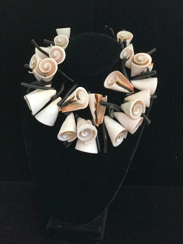 Ladies Necklaces Wave Spark-Shells and Coral Necklace