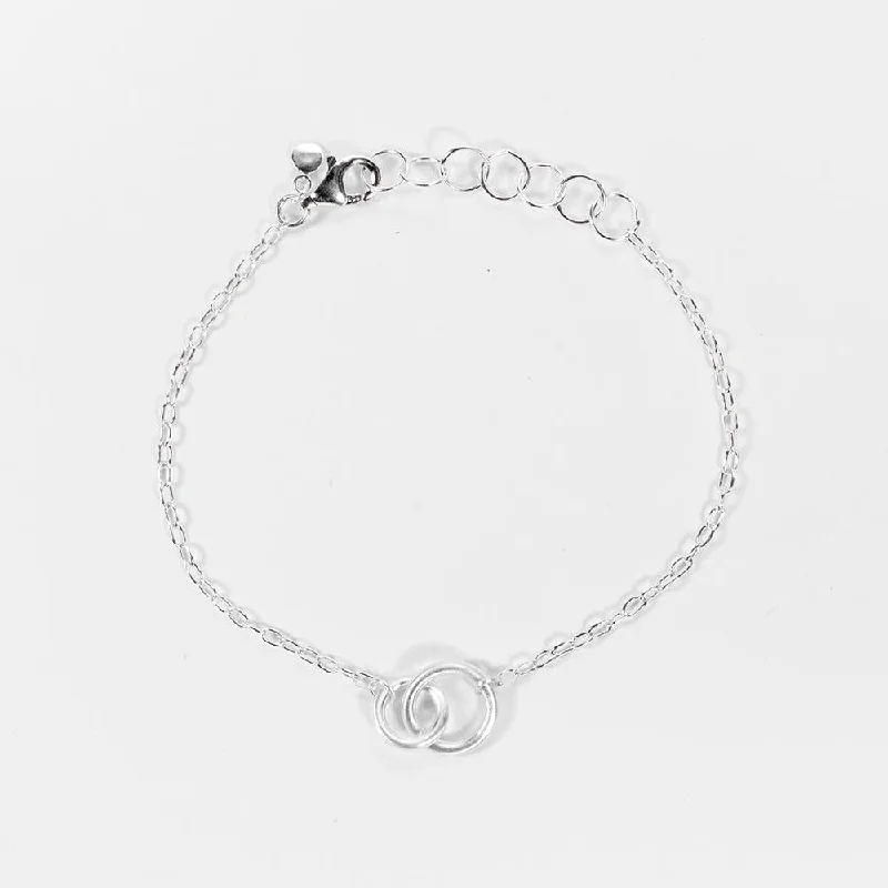 Ladies Bracelets with Wave Glow-Brushed Silver Interlocking Circle Bracelet