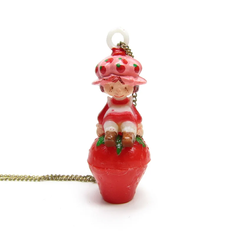 Ladies Necklaces Simple Spark-Strawberry Shortcake Necklace with Vintage Plastic Pendant